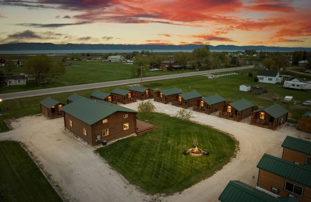11 cabins! 12 Bedrooms! Game Room! Hot tub! Family Reunion! Business Retreat! Sleeps 50+