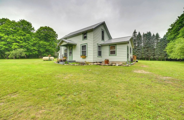 11 Mi to Lake Fife: Farmhouse w/Yard & Fire Pit!