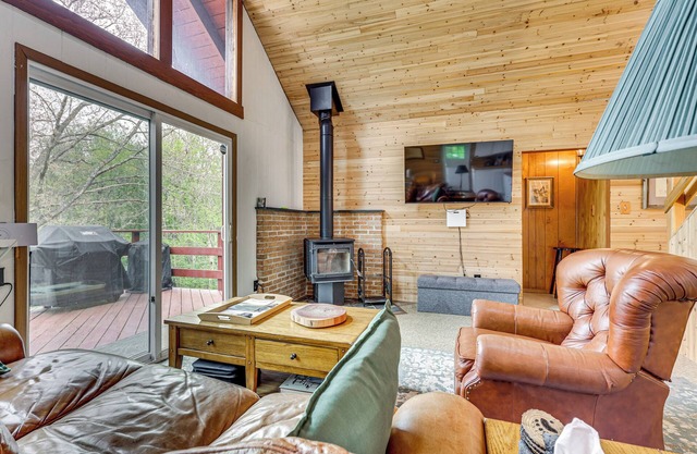 11 Mi to Massanutten: 'Shenandoah River Chalet'