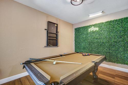 11 Mi to South Beach Home with Screened Porch!