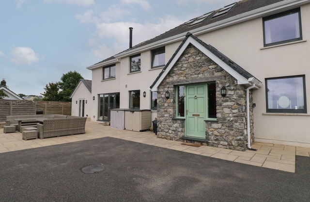 12 MALTHALL, pet friendly, with open fire in Llanrhidian