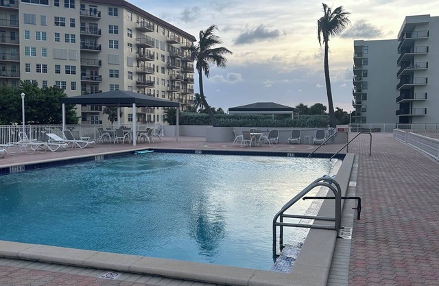 1224 sq fr condo on the sand in palm beach