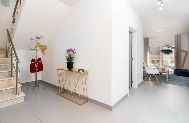 123198/AL luxurious 4 bed, 4 bath villa,200 metres from beach with private pool