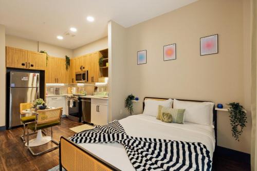 12min Downtown, 6min Domain with Pool and Free Parking