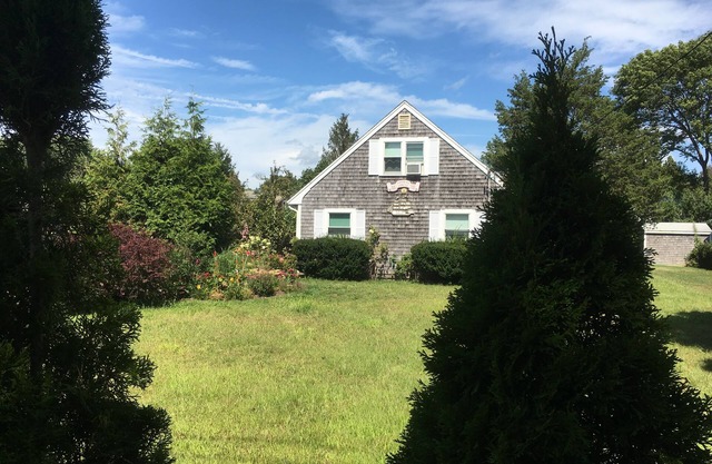 13 Quiet duplex by the beach, short walk to Falmouth Village, high-speed WiFi.