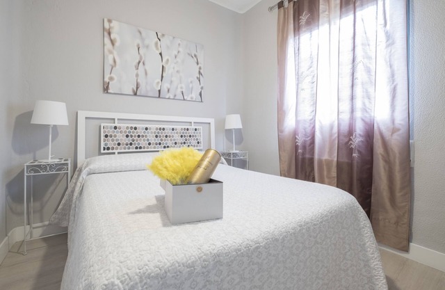 14 WIFI + A/C + METRO/BUS same street 10 minutes from downtown