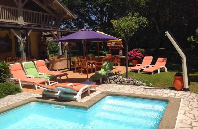 150 m from the beach, very pleasant villa with private heated pool