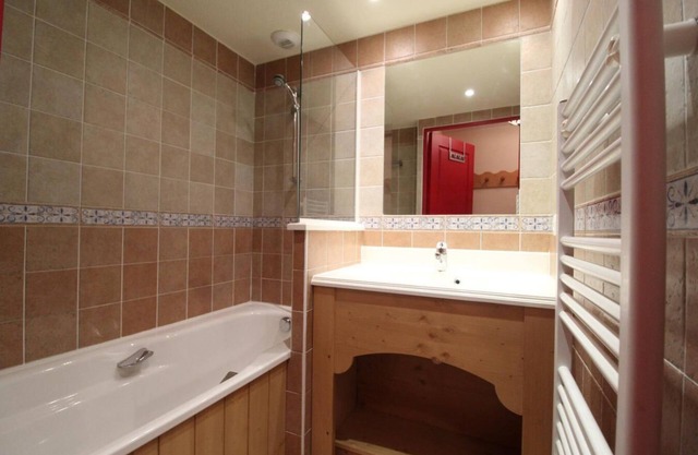 150m from shops, 2nd floor, view mountain, fitness, swimming pool, balcony, tv, ski locker, 40m²