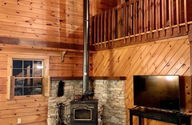15min to Ski & Hiking, Log Cabin, Indoor Hot Tub, Game Room & Resort Amenities