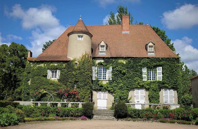 15th c. Castle, up to 25 people, pool and park