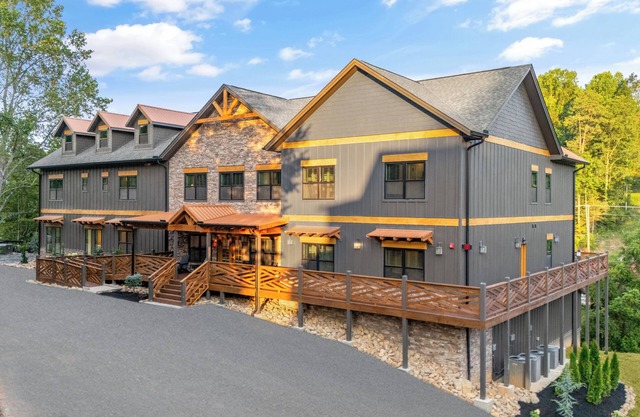 16 Bed - Luxury and LOADED! In the Heart of the Smokies!