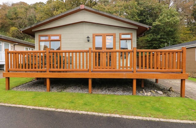 16 HERITAGE PARK, pet friendly, with a garden in Kilgetty