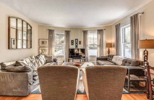 16 Room House on Boston City Line. Sleeps 18. Free parking