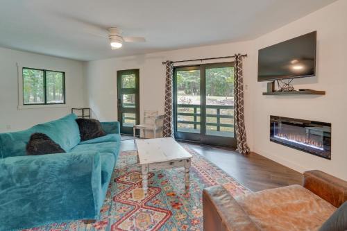 18 Mi to Grand Caverns Cabin with Balcony!