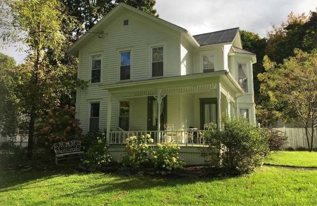 1860 French Country Farmhouse - Sleeps 10!