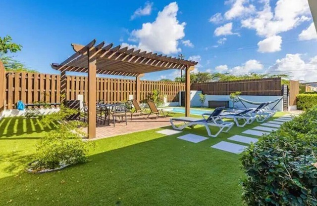 18D: New Listing! Spacious House Near Palm Beach