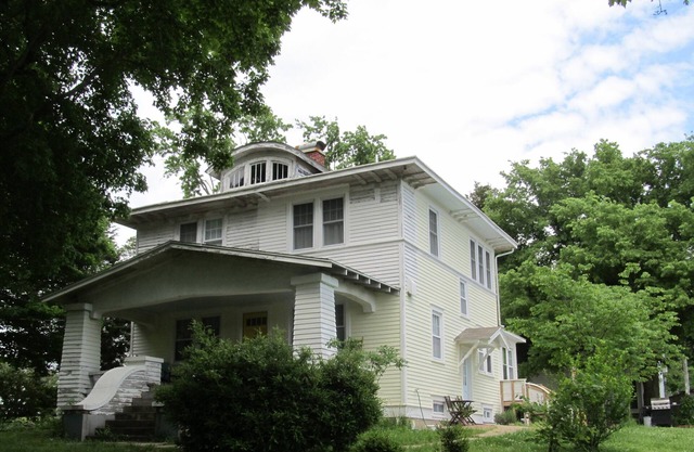 1920's Farm House Built by the Trainmaster of Carbondale. Modern updates in 2012