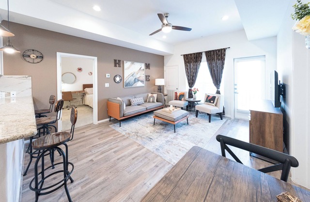 1B ~Chic 2-bedroom condo with WiFi, AC in fantastic Katy