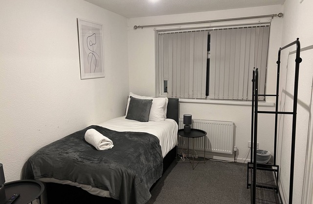 1Bed House with Driveway