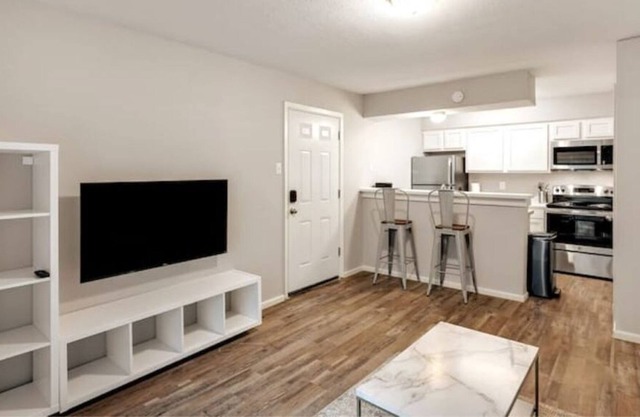 1BR Apt Directly Beside Topgolf