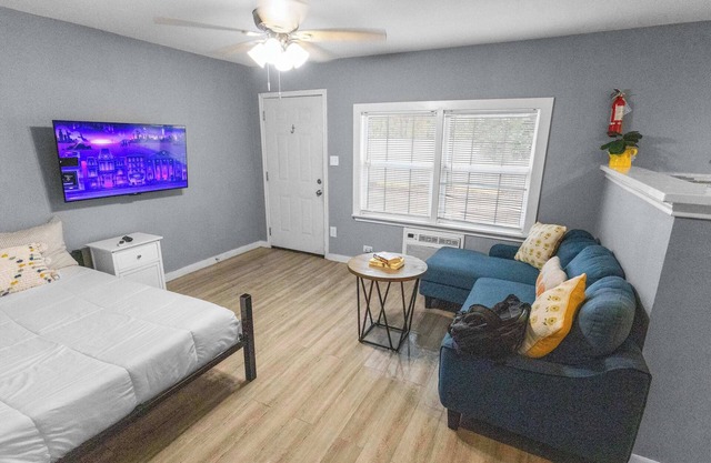 1BR Cozy APT | 3 Full Beds | Free Gated Parking