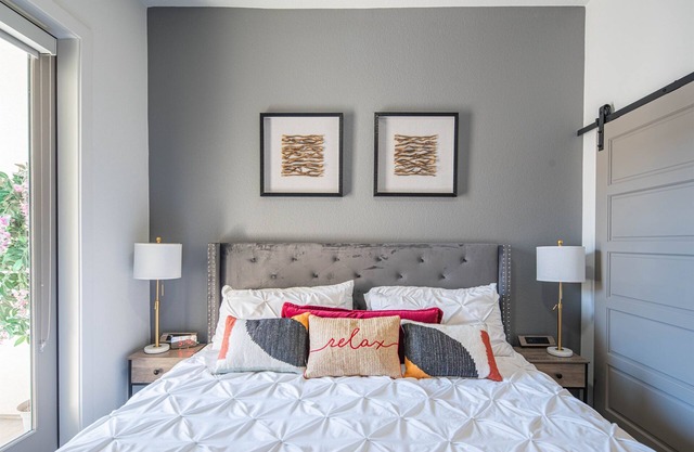 1BR w/balcony, work desk & full kitchen