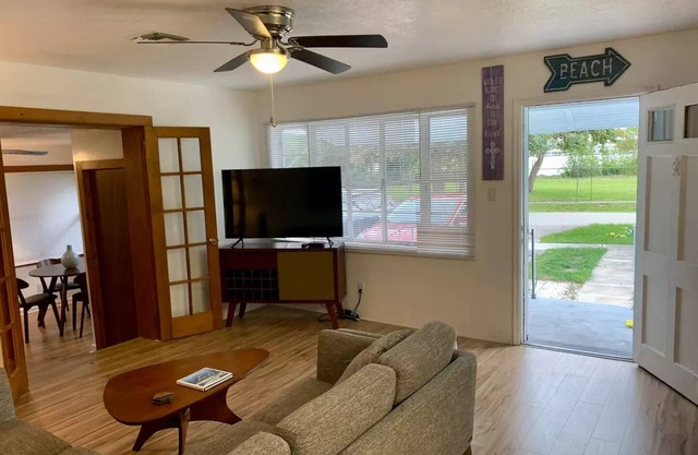 2/1 Coastal Town Oasis ~ Minutes to the Beach