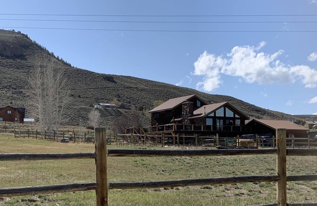 2+ Acres with large deck and hot tub, 30 minutes from Crested Butte