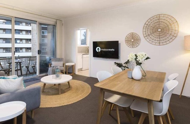 2 Bdrm Apt with Balcony & Parking, Close to Shops