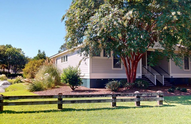 2 Bdrm Lakeside Villa Scenic View With Amenities