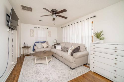 2 Bed 1 Bath Home w 2 Car Garage & Fenced Yard