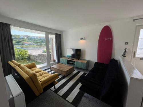 2 Bed Beach Apartment with Pool!