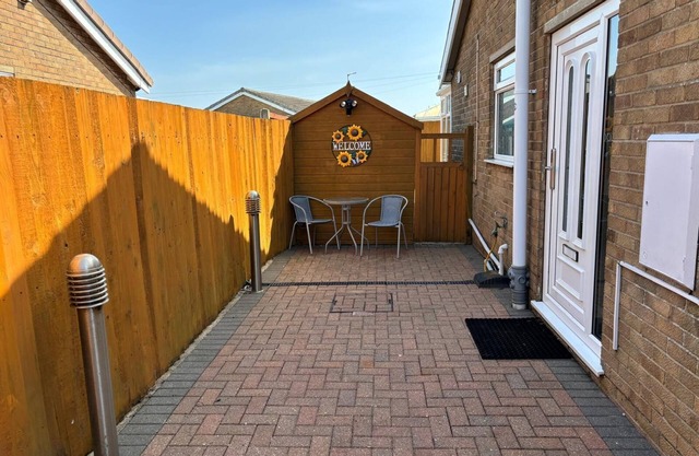 2-Bed Bungalow, Sleeps 6, Parking & Pet Friendly