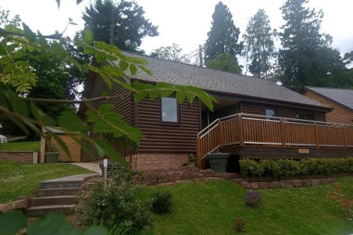 2 Bed Cottage Sleeps 4 -Private Garden -Pets Okay