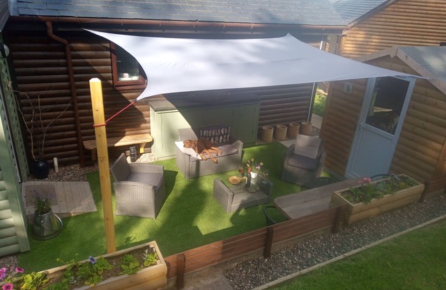 2 Bed Cottage Sleeps 4 -private Garden -pets Okay
