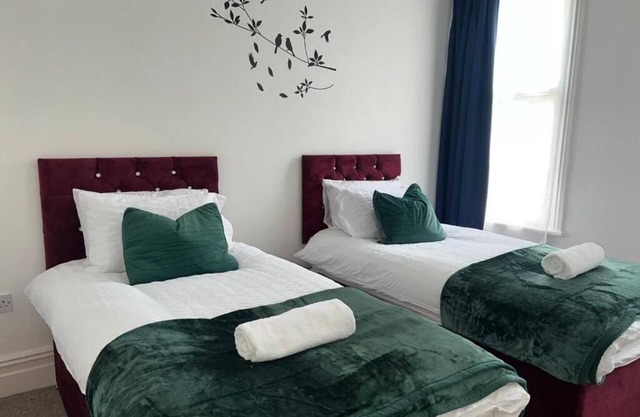 2 Bed Flat - Sleeps 5 - Pets - Parking - Wifi