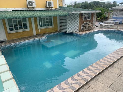 2 Bed House - Sleeps 4 - Pool - Parking - Wifi