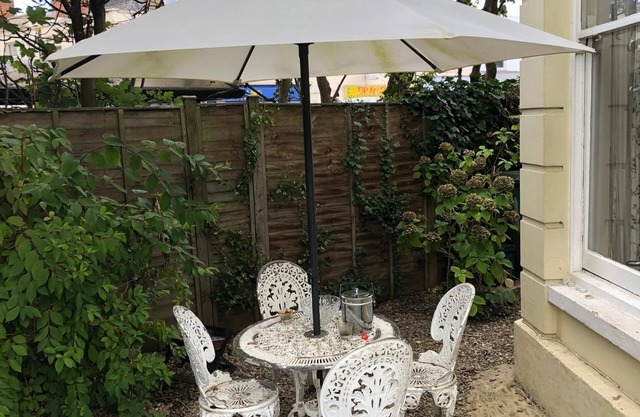 2 Bed House - Sleeps 6 - Garden, Pets, Parking