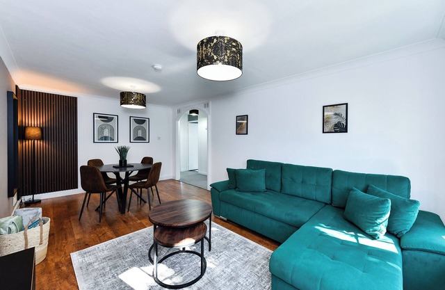 2-Bed in Quiet Area, Easy City & Transport Access