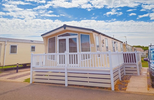 2 bed Platinum-Sleeps 6-Decking-Free Parking