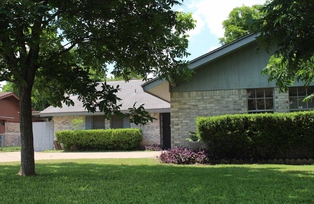 2 Bedroom, 1 Bathroom Duplex Located In Central Austin