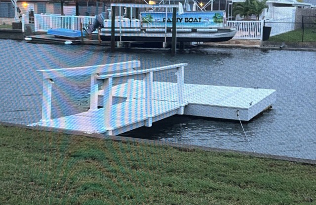 2 Bedroom, 2 1/2 Bath Waterfront Home. Kayaks. Dogs welcome