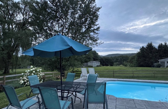 2-bedroom 2nd floor suite in Kent with pool