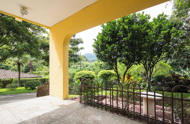 2-bedroom apartment in charming Cuidad Colon with WiFi.