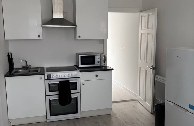 2 Bedroom Apartment Perfect for Contractors & Businesses!