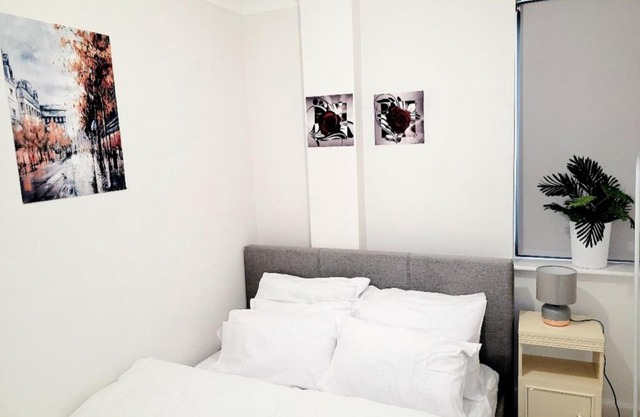 2 BEDROOM APT WITH 2 COMFORTABLE KING SIZE BEDs, FREE PRIVATE PARKING, EASY ACCESS TO LONDON