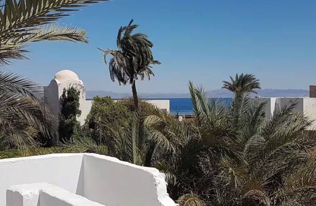2 bedroom apt with Seaview terrace and rooftop