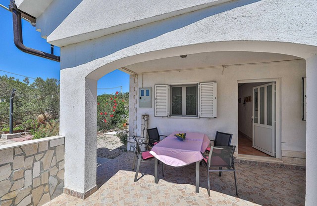 2 bedroom awesome home in Drvenik Mali