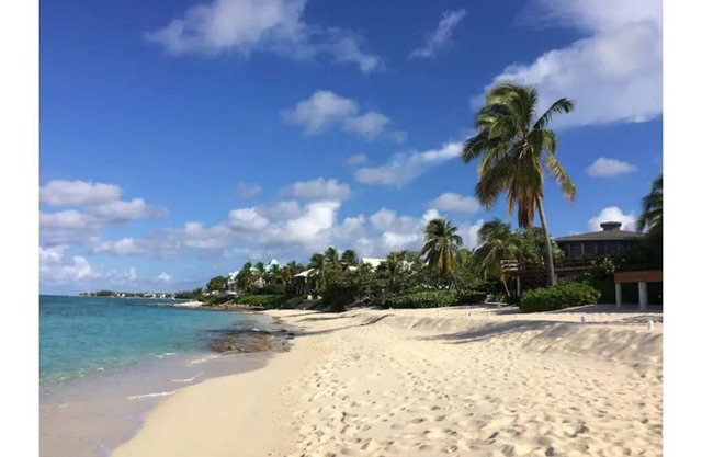 2 bedroom condo with pool close to the beach