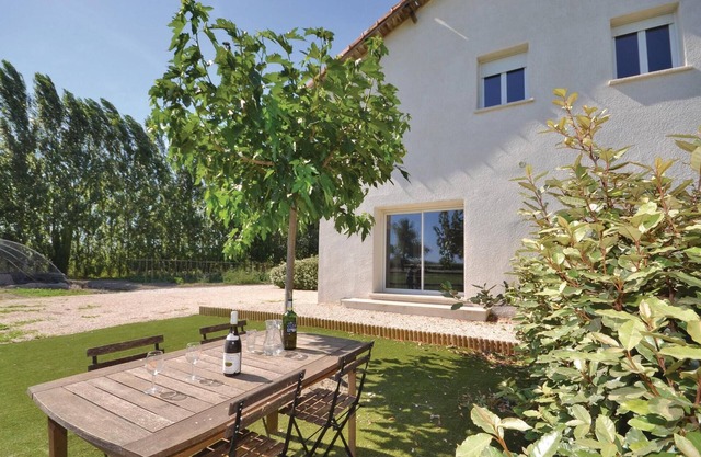 2 bedroom cozy home in Le Sambuc